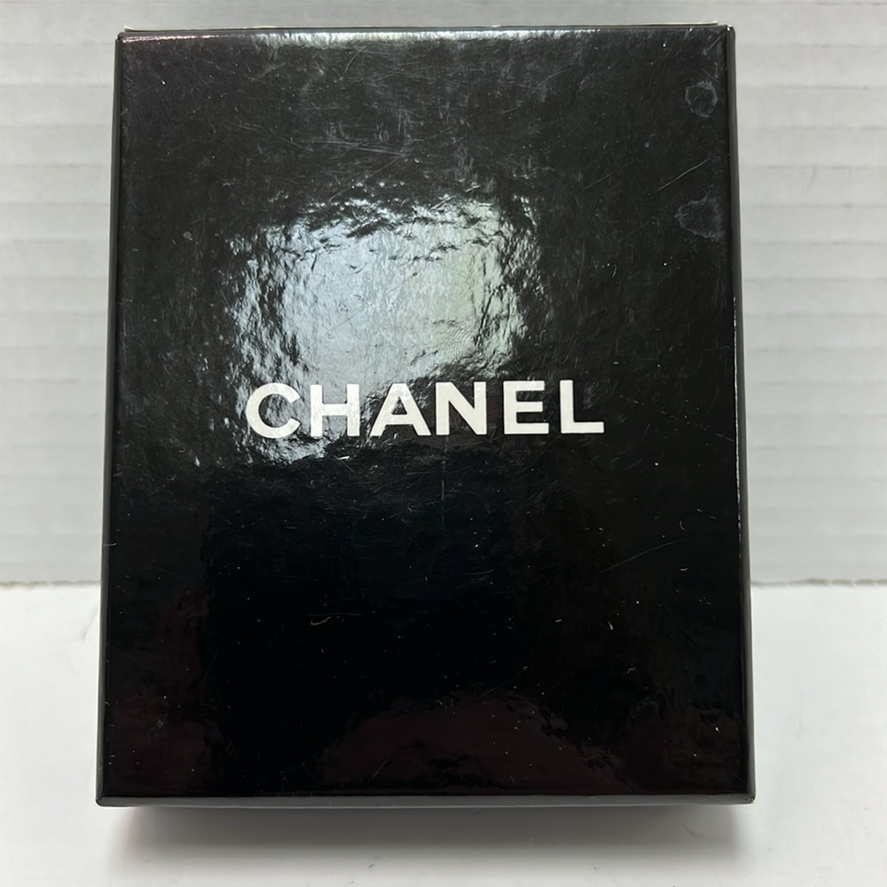 ✨ Vintage Chanel Gold Tone & Faux Pearl Clip-On Earrings – Classic Rope Design - Picture 7 of 8